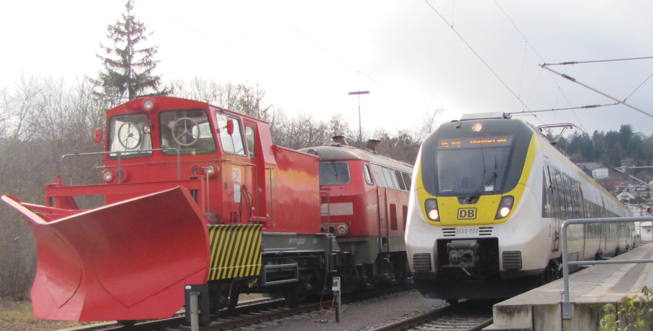 Hauptbahnhof Freudenstadt mit Schneepflug-Lok und Triebzug Richtung Stuttgart